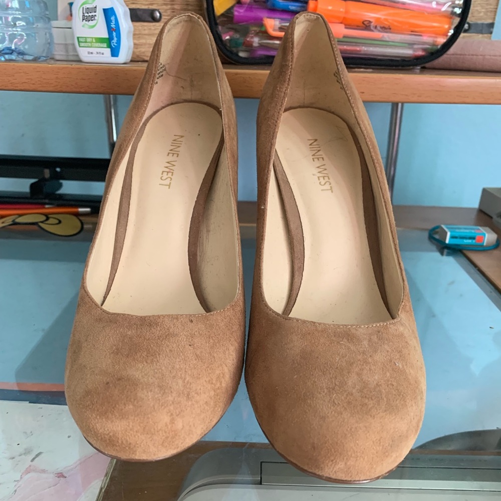 Nine West nude pomps.